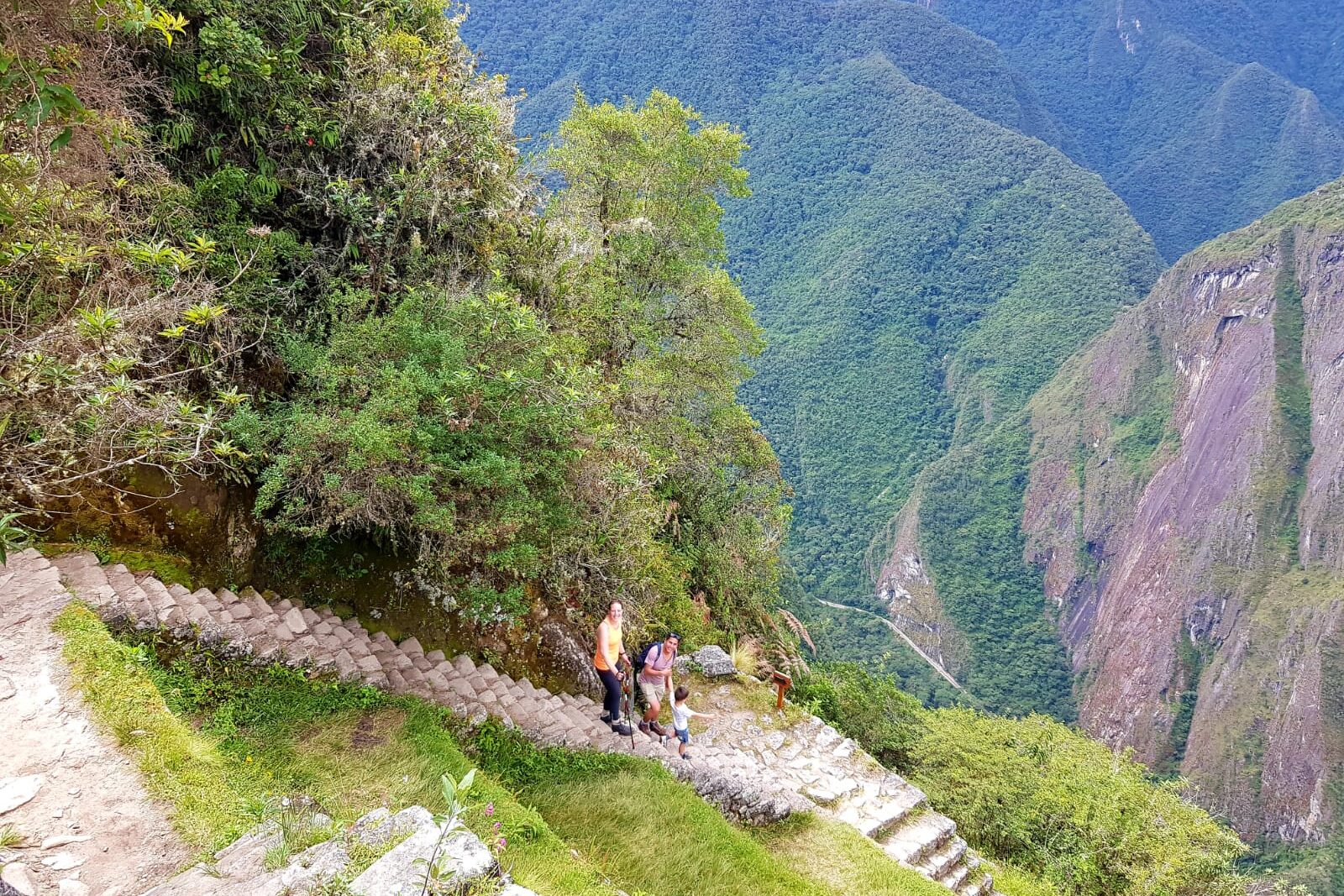 De stijle trappen van Huayna Picchu